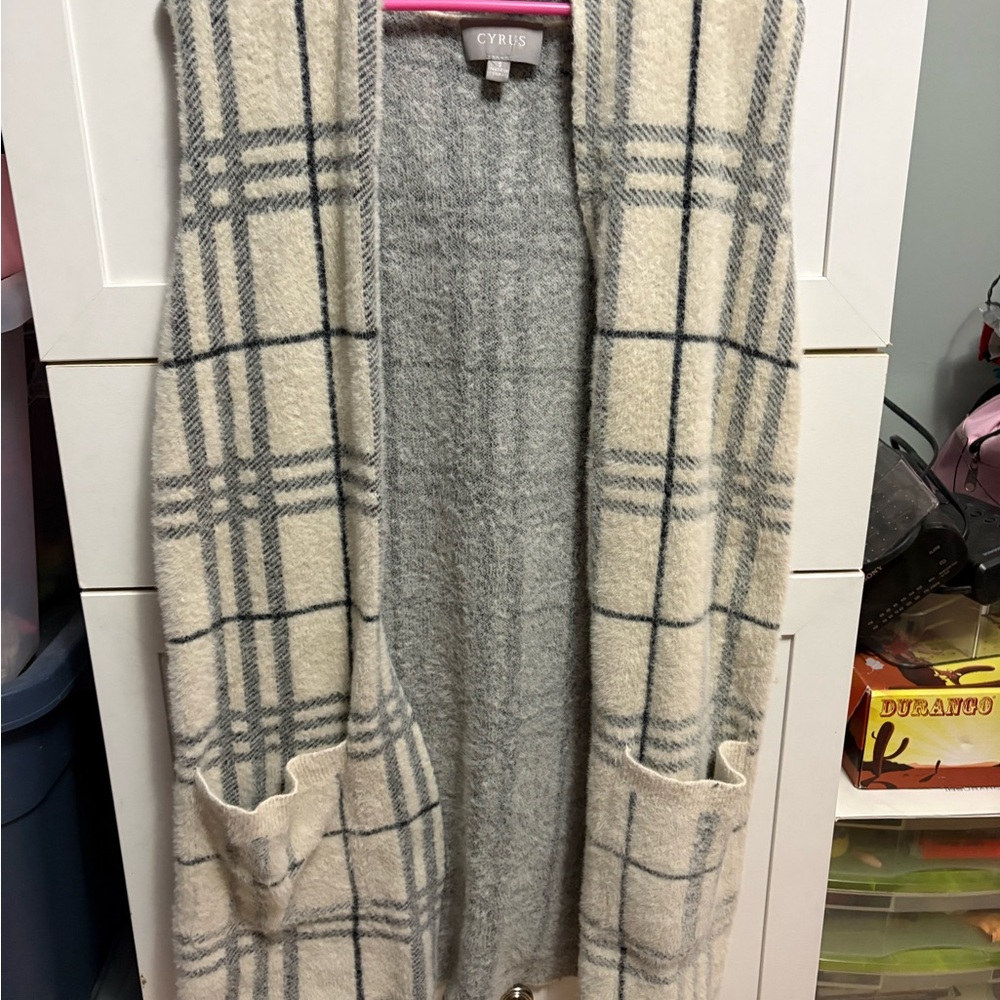 Cyrus Women's Cream and Gray Plaid Cardigan